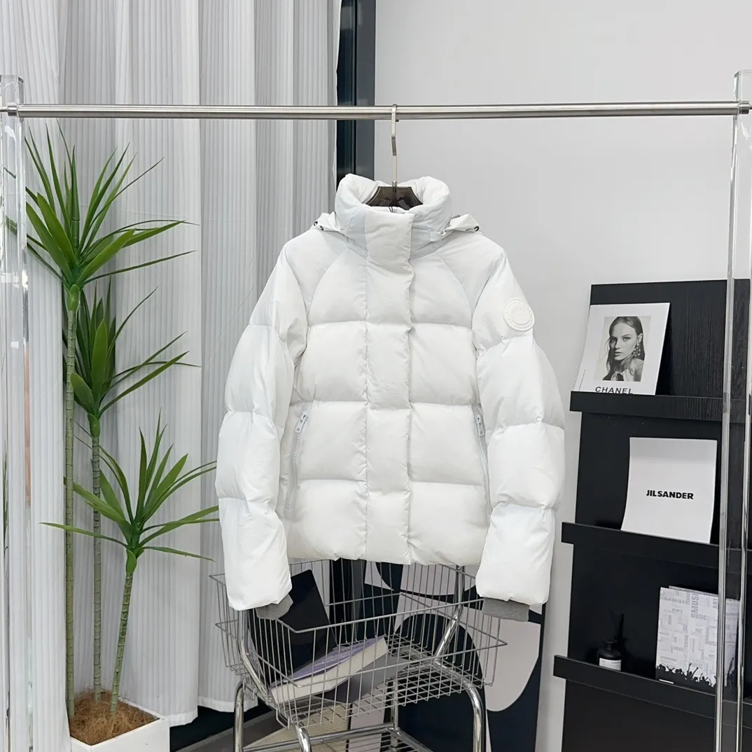 P760 [Beichen White] Style number: Y109 𝘾𝘼𝙉𝘼𝘿𝘼 𝙂𝙊𝙊𝙎𝙀/Canada Goose 2602LB1 Capsule Series Macaron Parka Size: XS S M Down: National standard 80% white duck down, light weight and strong warmth retention. Fabric: Made of soft EnduraLuxe fabric imported from DuPont, CORDURA, USA, which enhances the durability of easy-to-wear parts, is lightweight and durable; the liner is made of 400T anti-velvet gallbladder, which is comfortable, soft and non-velvet.